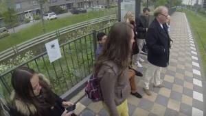 Ukryta kamera nagrała dziwne zachowanie mężczyzny na przystanku. Po chwili wszys